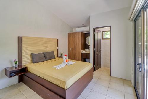 a bedroom with a large bed in a room at Club Voca #6 in Coco