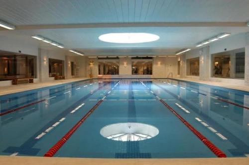 una gran piscina en un gran edificio en Le Parc Residencial Resort en Río de Janeiro