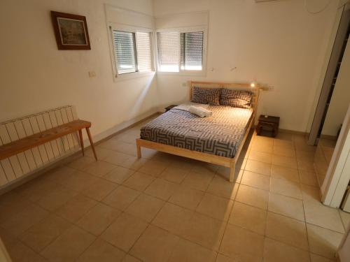 A bed or beds in a room at Oren's place - perfect for families & friend's