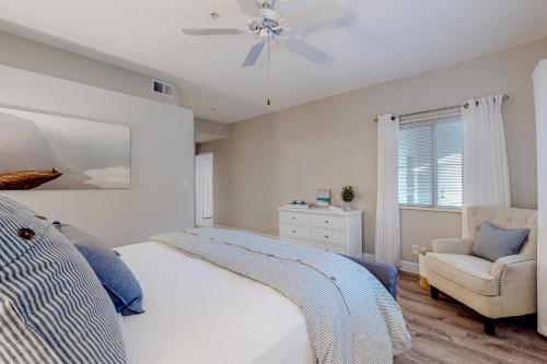sypialnia z łóżkiem, wentylatorem sufitowym i krzesłem w obiekcie Scottsdale Retreat w mieście Scottsdale