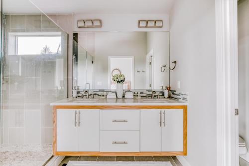 W łazience znajduje się umywalka i lustro. w obiekcie Boise Neighborhood Getaway w mieście Portland