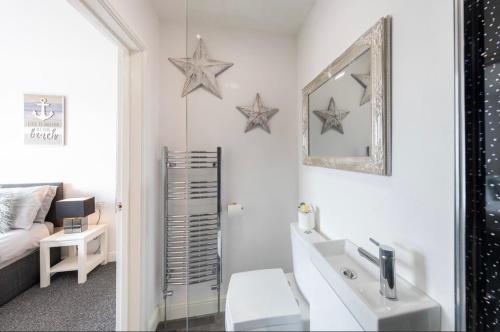 Ένα μπάνιο στο Megs Island Guest House