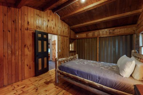 Giường trong phòng chung tại Cabin on the Ridge