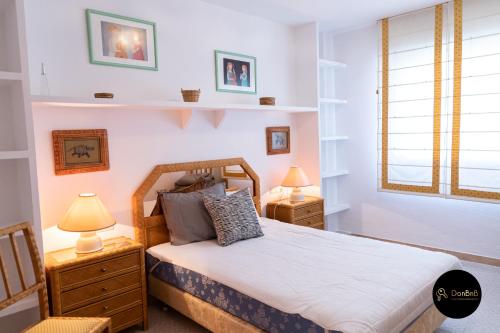 1 dormitorio con 1 cama, 2 lámparas y ventana en Apartment La Peineta Ronda, en Ronda