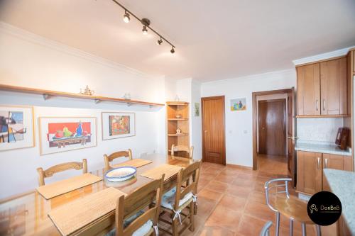 cocina y comedor con mesa y sillas en Apartment La Peineta Ronda, en Ronda