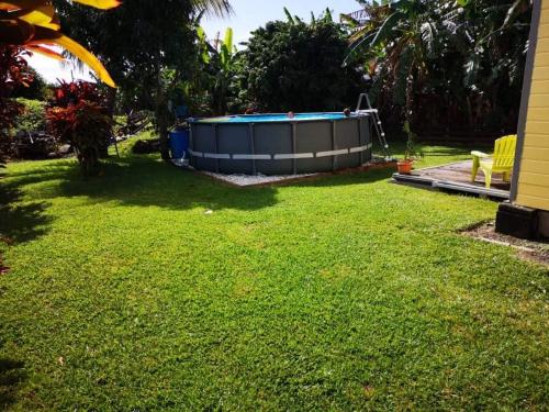 聖安德雷的住宿－La case bignone，后院,草地上设有热水浴池