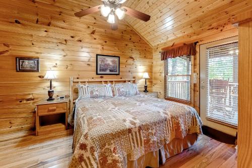 um quarto com uma cama e uma ventoinha de tecto em Hills Hideaway em Sevierville