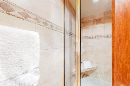 een badkamer met een douche en een glazen deur bij Arrowhead Condos in Edwards