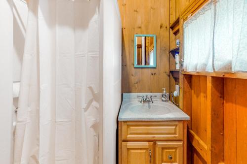 a bathroom with a sink and a mirror at KenMa Cottage in Port Clyde