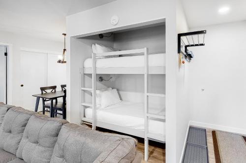 sala de estar con sofá y literas en La Residence N3, en Mammoth Lakes