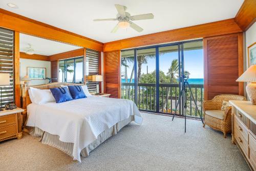 Ένα ή περισσότερα κρεβάτια σε δωμάτιο στο Poipu Kapili #60