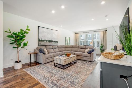 a living room with a couch and a table at Creative Way Village - Nashville Holidays in Nashville