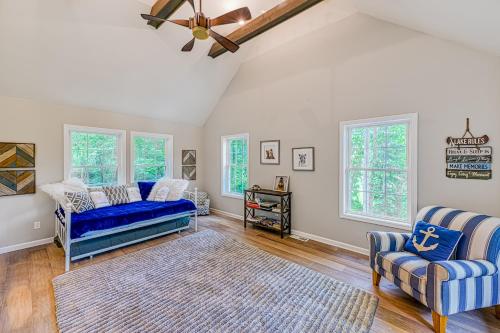 uma sala de estar com um sofá azul e duas cadeiras em Hidden Haven em Mineral