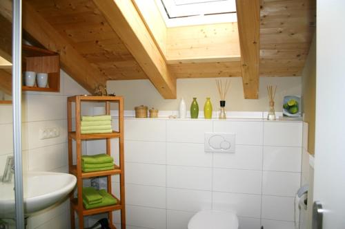 La salle de bains est pourvue d'un lavabo, de toilettes et d'une lucarne. dans l'établissement Ferienwohnung Schmid Ursula, à Kiefersfelden