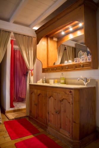 une salle de bain avec un lavabo et un miroir dans l'établissement Les Trois Maillets, Monument Historique, à Orléans