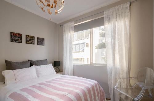 Un dormitorio con una cama y una ventana grande. en Top Mosman Location, en Sídney