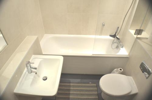 uma pequena casa de banho com lavatório e WC em Brentwood Town Retreat - Large 2 bedroom apartment em Brentwood