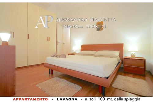 um quarto com uma cama e um sinal para um albuquerqueennaenna murestival em Lavagnacig em Lavagna