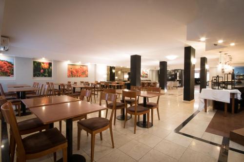 A restaurant or other place to eat at Gran Hotel Buenos Aires