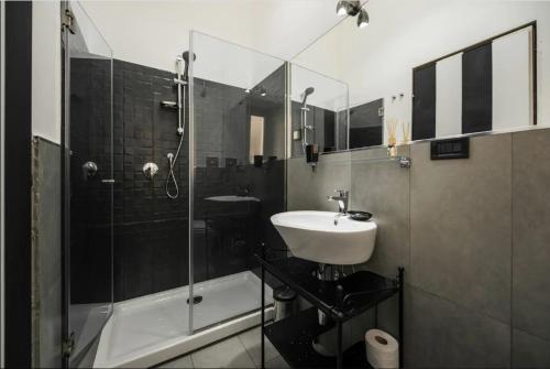 un bagno con lavandino e doccia di Lazy Gio Guest House a Roma