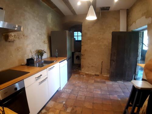 een keuken met witte kasten en een tegelvloer bij Suite 1 - Les Grands Degrés Saint Louis in Blois