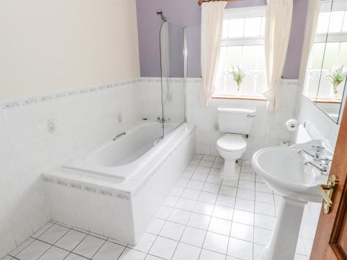 Bathroom sa Clodagh's Cottage