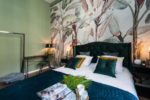 Un dormitorio con una cama grande con un cuadro en la pared. en Boho Lofts - LoftAffair, en Cracovia