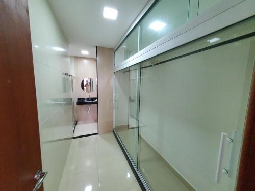 een glazen douchedeur in de badkamer met bij Casa Duplex Nova em Iriri in Iriri