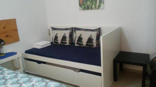 Habitación pequeña con cama y escritorio. en White Sands shared apartments, en Punta Cana