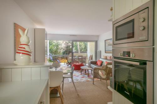 une cuisine avec un salon et une salle à manger dans l'établissement À 260m de la plage, bel appartement pour 4, à La Baule
