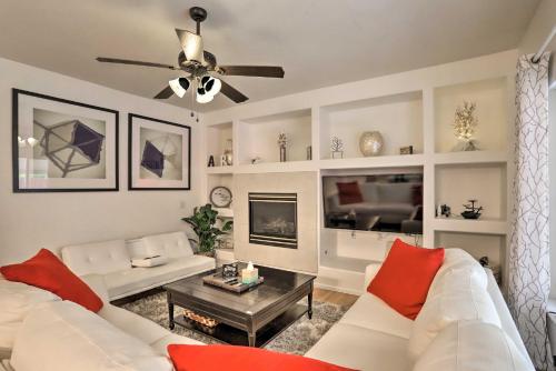 Posezení v ubytování Spacious Thornton Home 15 Mi to Downtown Denver!