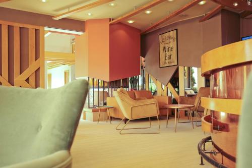 Posezení v ubytování Logis Hostellerie D'Aussois