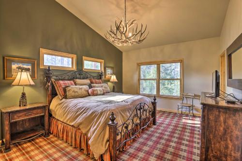1 dormitorio con 1 cama y TV en Family-Friendly Grand Lake House with Hot Tub! en Grand Lake