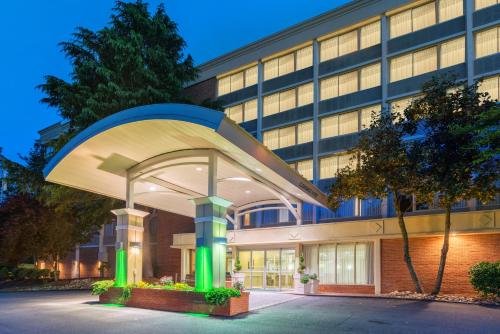 un edificio de oficinas con un arco delante de él en Holiday Inn Express & Suites Charlottesville, an IHG Hotel en Charlottesville