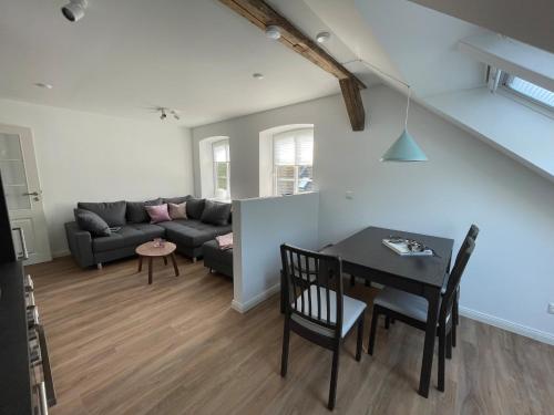 ein Wohnzimmer mit einem Sofa und einem Tisch in der Unterkunft Ferienvermietung Klakus - a60263 in Fehmarn