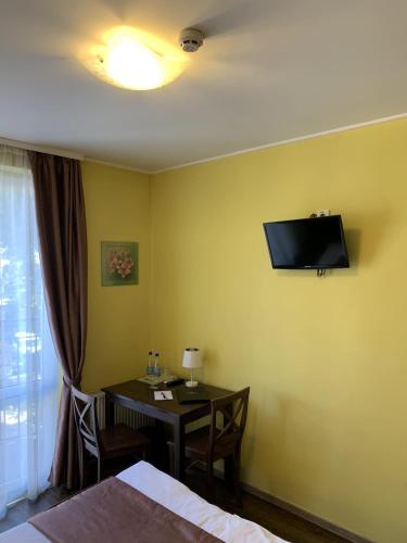 Una televisión o centro de entretenimiento en Готель Цісар