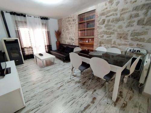 a living room with a dining table and chairs at Casa Ramon y Cajal Alcañiz in Alcañiz