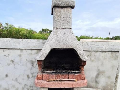 einem Backsteinofen neben einer Wand in der Unterkunft KAZ's à l'Anse Maurice in Gros Cap