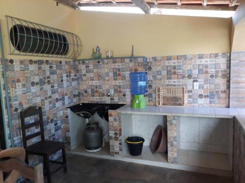 Η κουζίνα ή μικρή κουζίνα στο Aluga-se casa perto da orla para temporada.