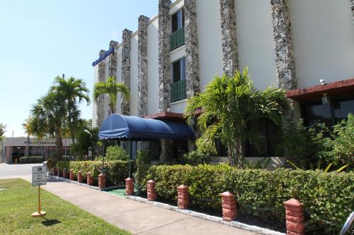 a building with trees and bushes in front of it at Hotel Chateaubleau in Miami