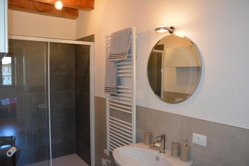 uma casa de banho com um lavatório, um espelho e um chuveiro em Apartment San Bernardo em San Bernardo