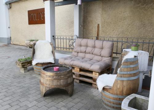 A seating area at Appartment Weinbau Müllner