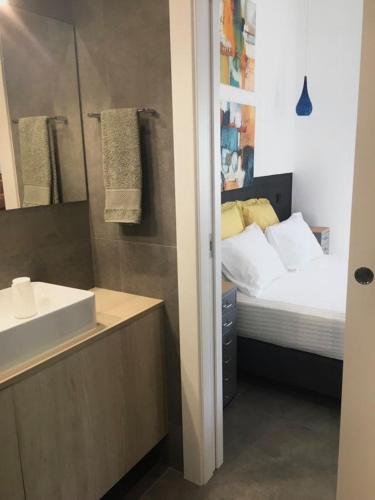 Ένα ή περισσότερα κρεβάτια σε δωμάτιο στο Casa dos Retratos Faro