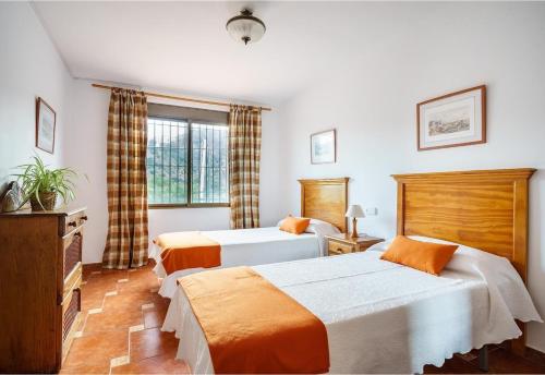 een hotelkamer met twee bedden en een raam bij Finca Santa Matilde Málaga in Málaga