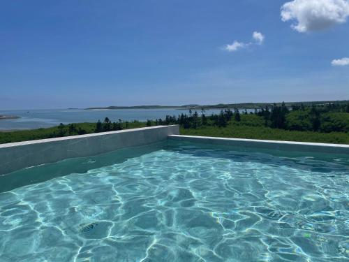 une piscine avec vue sur l'eau dans l'établissement 有間寓背包旅宿, à Kuang-yang