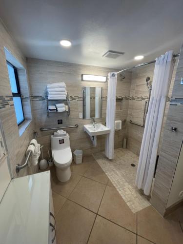 uma casa de banho com um WC, um lavatório e um chuveiro em High Noon Beach Resort em Fort Lauderdale