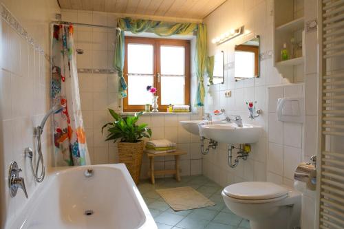 La salle de bains est pourvue d'une baignoire, de toilettes et d'un lavabo. dans l'établissement Ferienwohnung Mohnblume, à Burggen