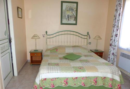 MollégèsにあるLe Clos de Calasのベッドルーム1室(緑と白のキルトのベッド1台付)