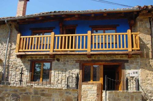 niebieski budynek z balkonem w obiekcie AIRE DE MONTAÑA - ESTUPENDAS VISTAS A LOS PICOS w mieście Baró