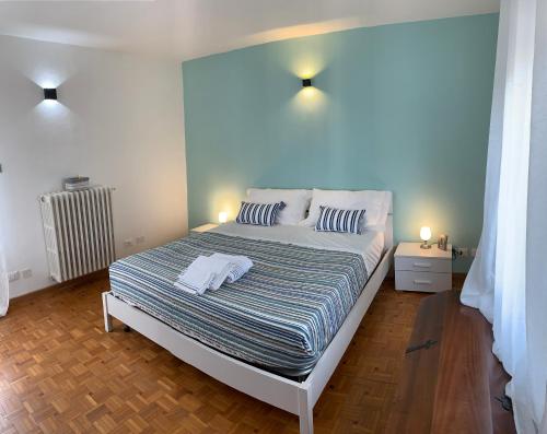 1 dormitorio con 1 cama con 2 toallas en La Spolina B&B, en Cossato